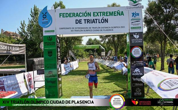 Imagen principal - Ismael Bocadulce se trae la plata en categoría sub-21 del campeonato de Extremadura de Triatlón Olímpico que se celebró en Plasencia