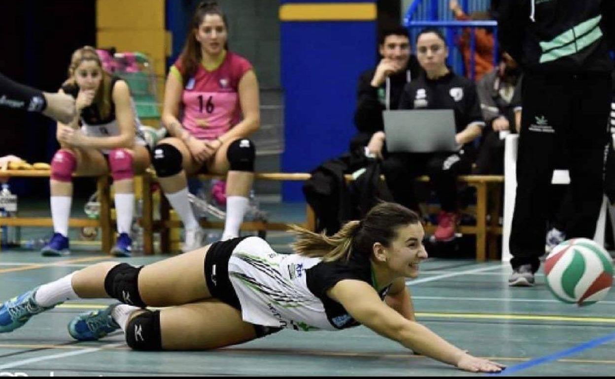 Julia Cabeza en una acción defensiva en un partido. 