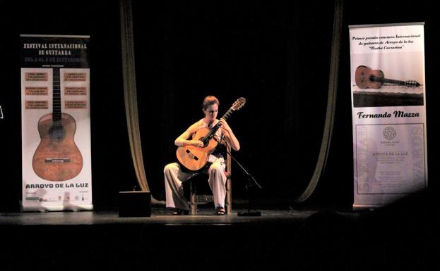 Imagen principal - Arriba, la guitarrista Isabel Mendo. Debajo, el alcalde Carlos Caro en la inauguración. 