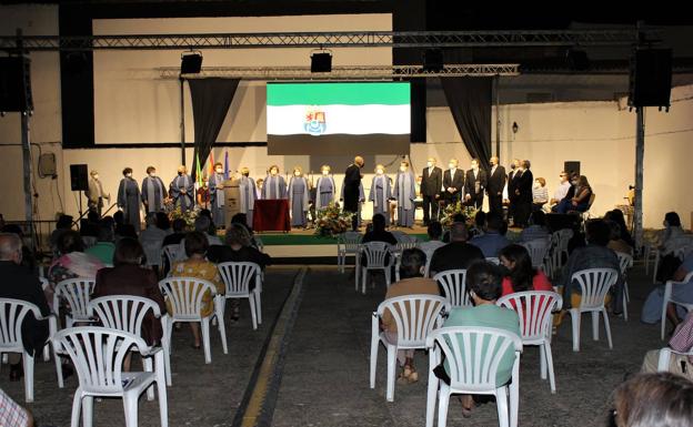 Actuación de la coral La Luzena. 