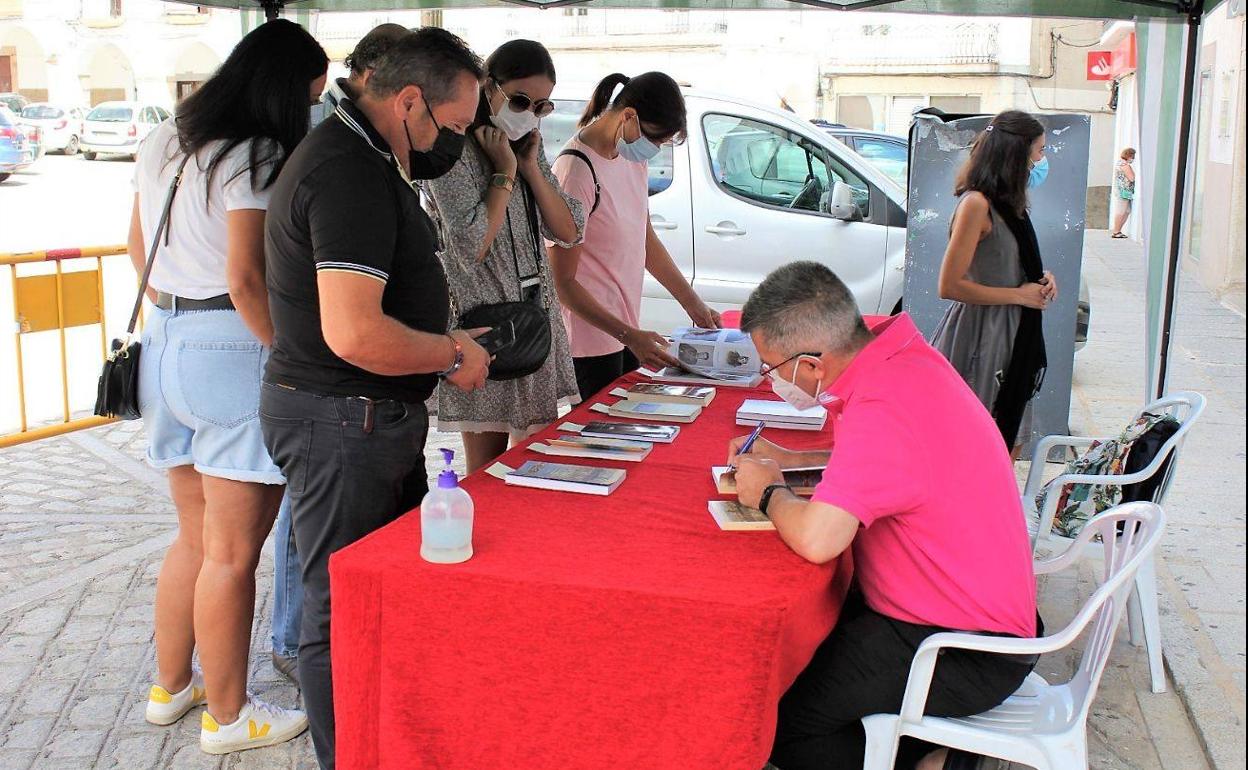 Un momento de la firma de libros. 