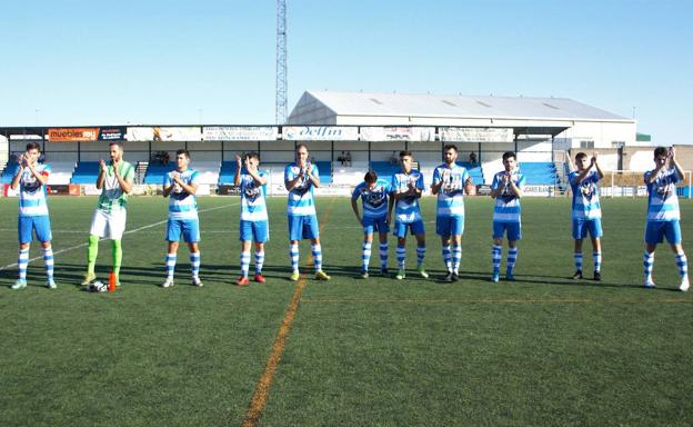 Imagen principal - El Arroyo empata en casa ante el Plasencia