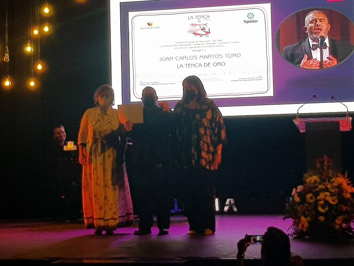 Foto de familia de los premiados y autoridades. 