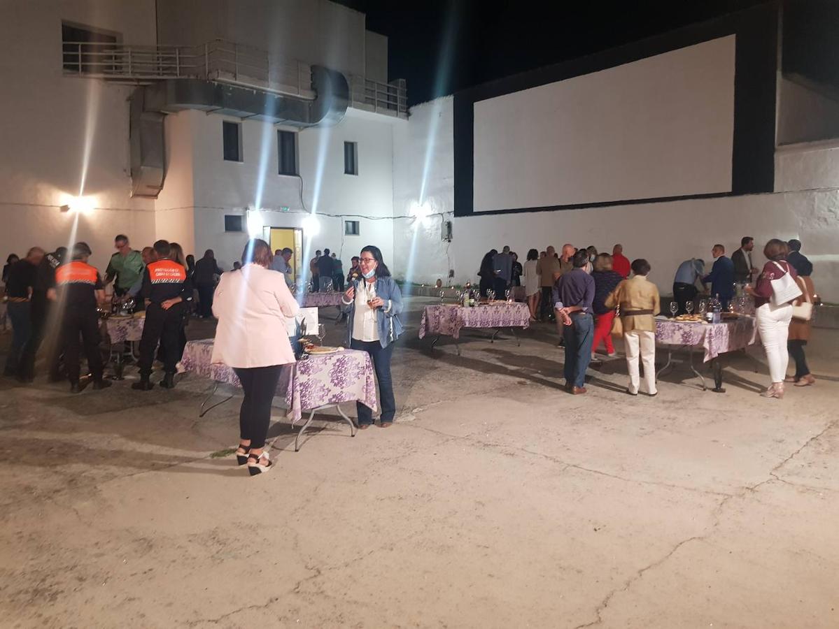Foto de familia de los premiados y autoridades. 