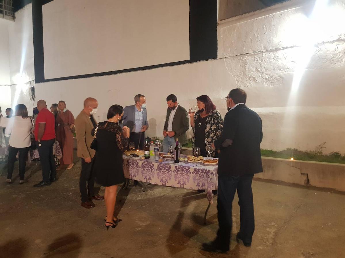Foto de familia de los premiados y autoridades. 