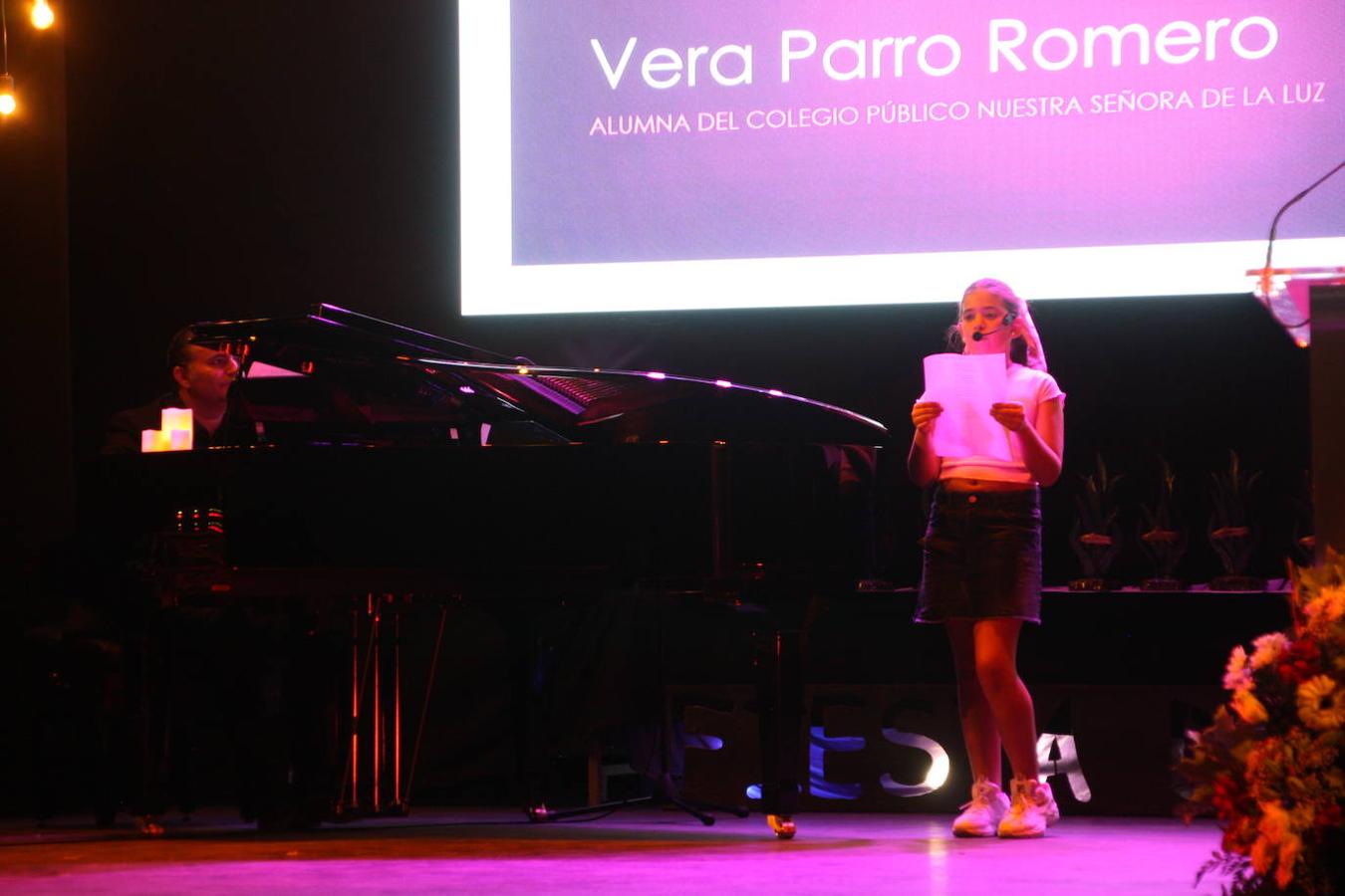 Foto de familia de los premiados y autoridades. 