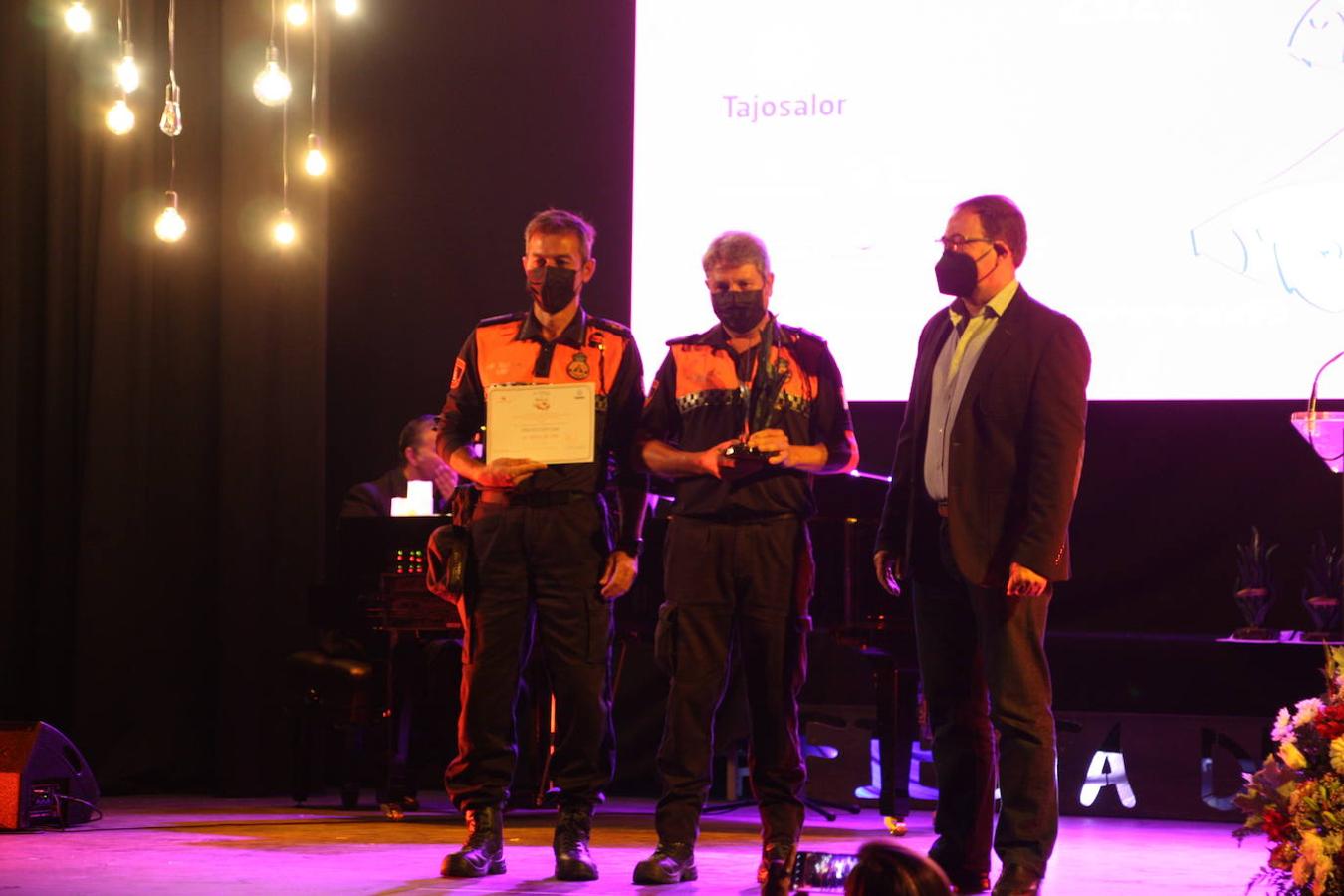 Foto de familia de los premiados y autoridades. 