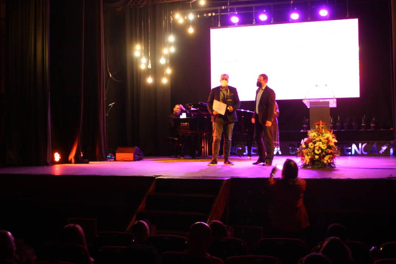 Foto de familia de los premiados y autoridades. 