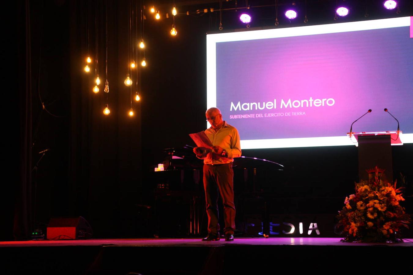 Foto de familia de los premiados y autoridades. 