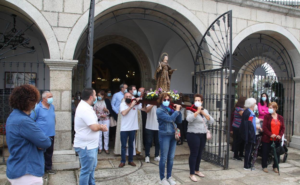 Salida de San Pedrino para la procesión. 