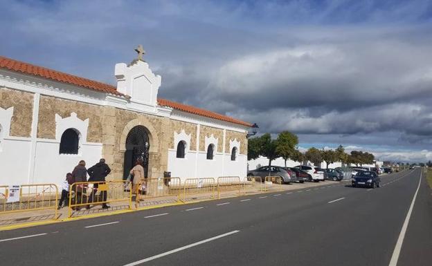 Imagen principal - Numerosos coches llenaron el aparcamiento durante la mañana del 1 de noviembre. 