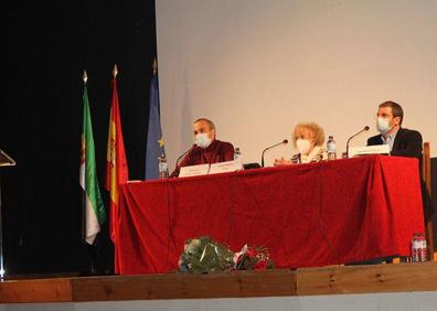 Imagen secundaria 1 - La arroyana Carmen Salomón presentó su libro 'Llegó la madrugada'