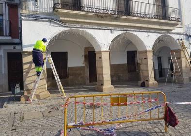 Imagen secundaria 1 - Comienza a colocarse la iluminación navideña en la Plaza de la Constitución de Arroyo de la Luz