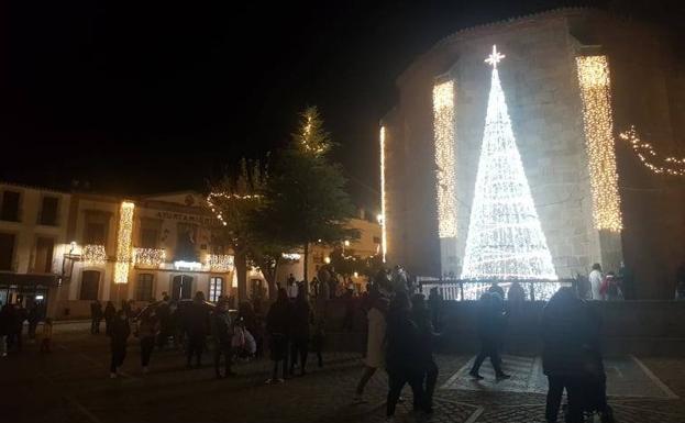 Imagen principal - Arroyo de la Luz se viste de Navidad
