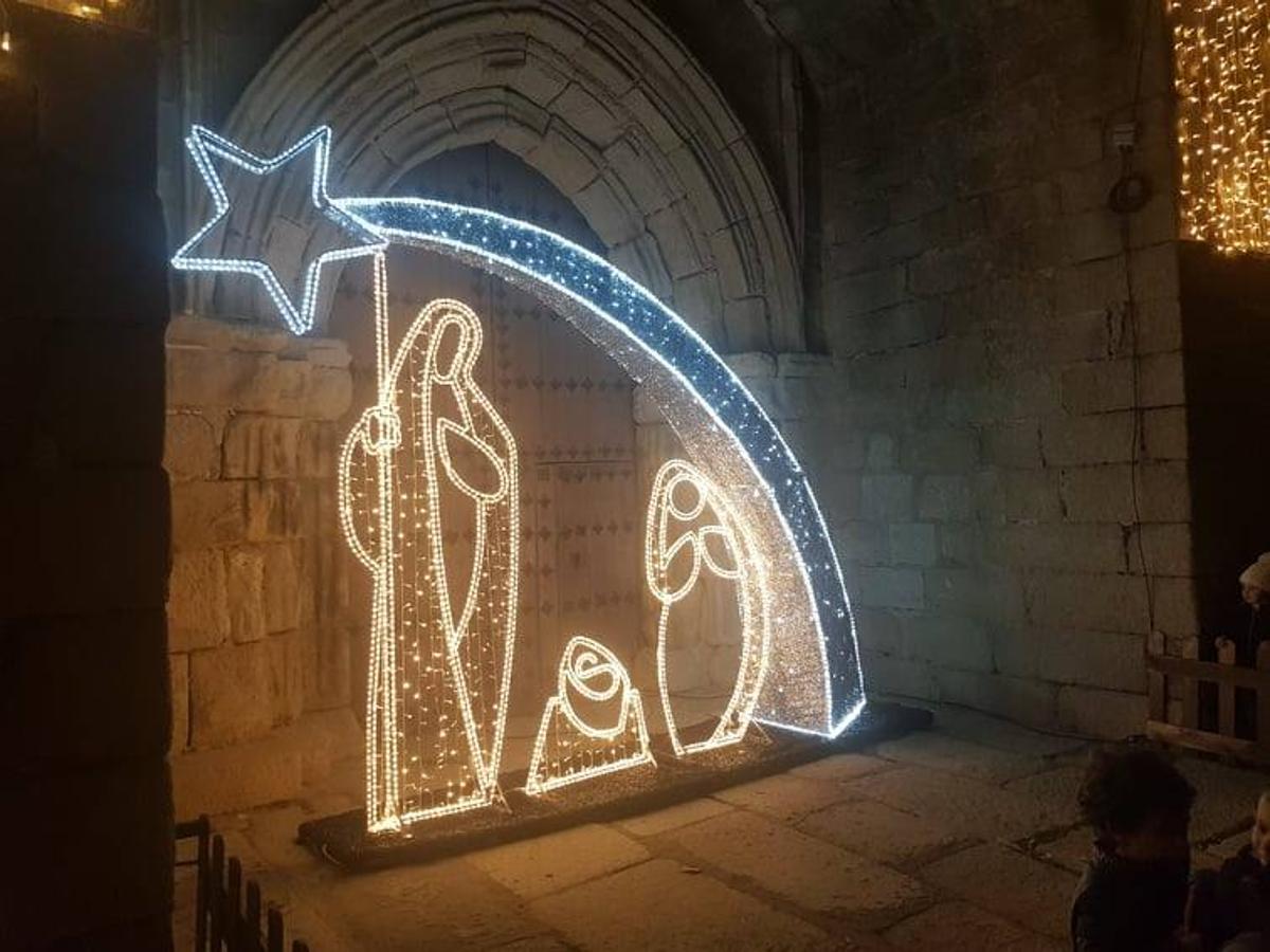 En la puerta de la iglesia se estrenó un Portal de Belén.