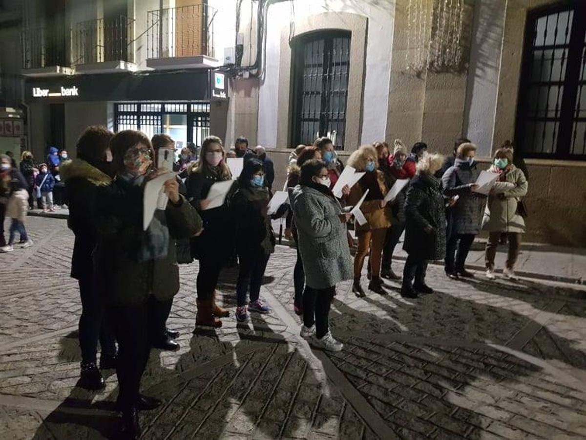Arroyanos con las hojas de la canción. 