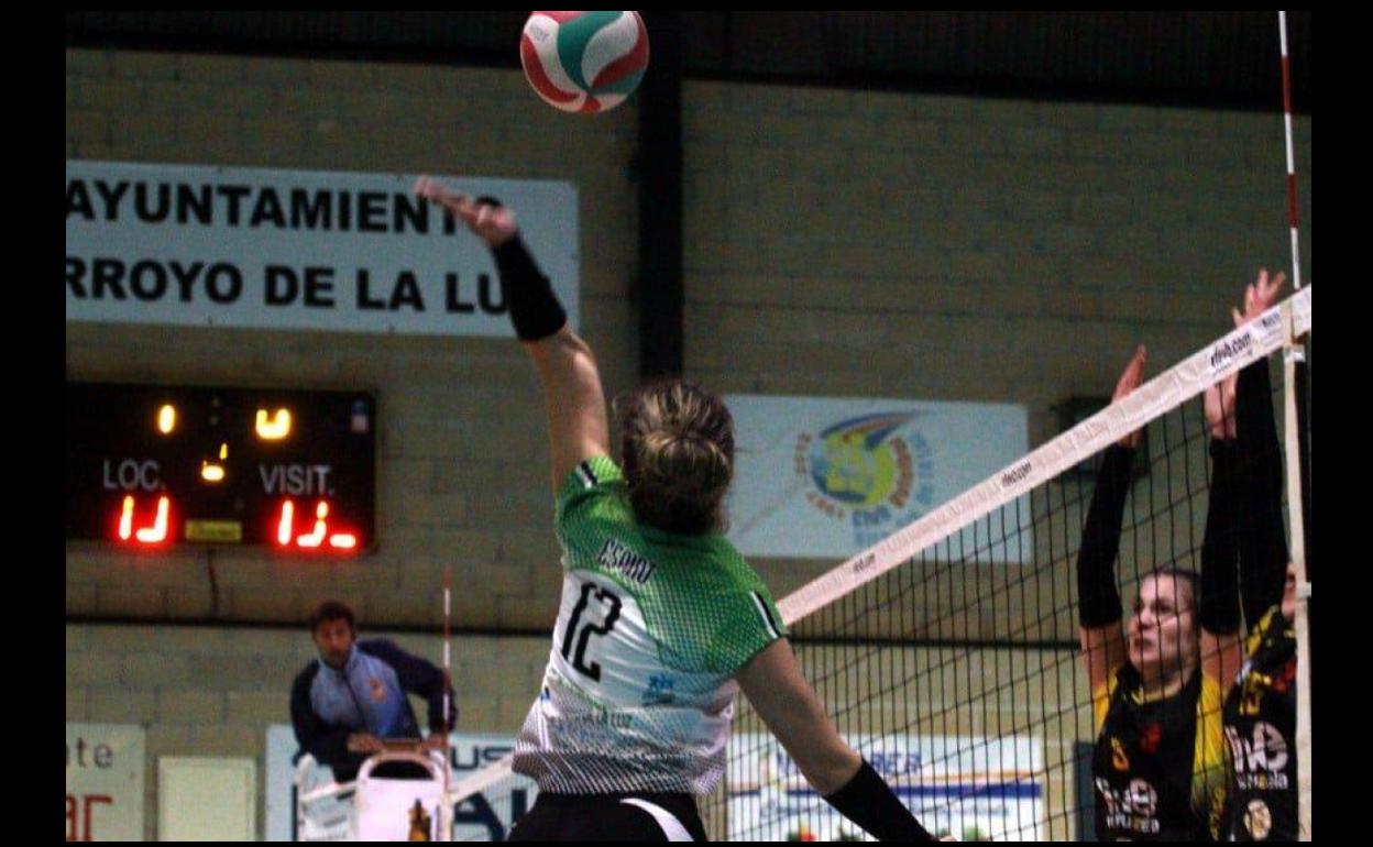 Isa Espino en un ataque por zona '2'. 