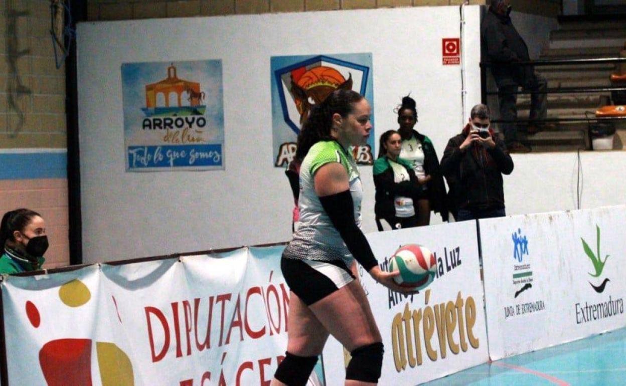 Janine Sandell antes de ejecutar un saque.