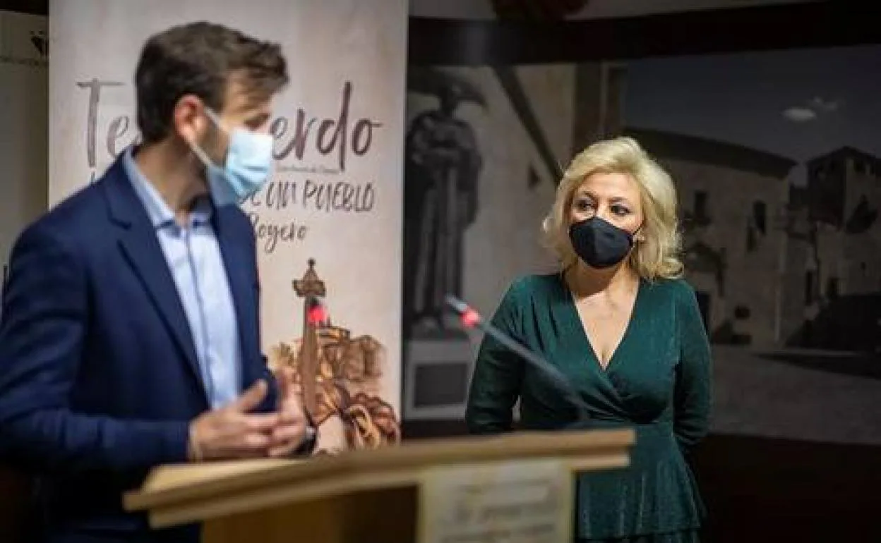 Pilar Boyero junto al diputado provincial de cultura Fernando Grande durante la presentación del programa. 