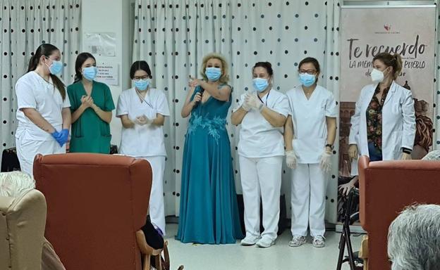 Imagen principal - Emocionante actuación de Pilar Boyero en la residencia de mayores de Arroyo de la Luz