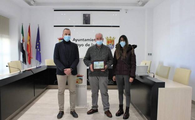 Imagen principal - El homenajeado rodeado de los cuerpos de seguridad locales. 