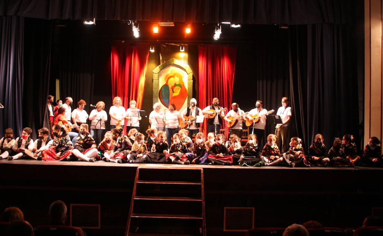 Rondalla del Harriero, con los más pequeños sentados frente a ellos. 