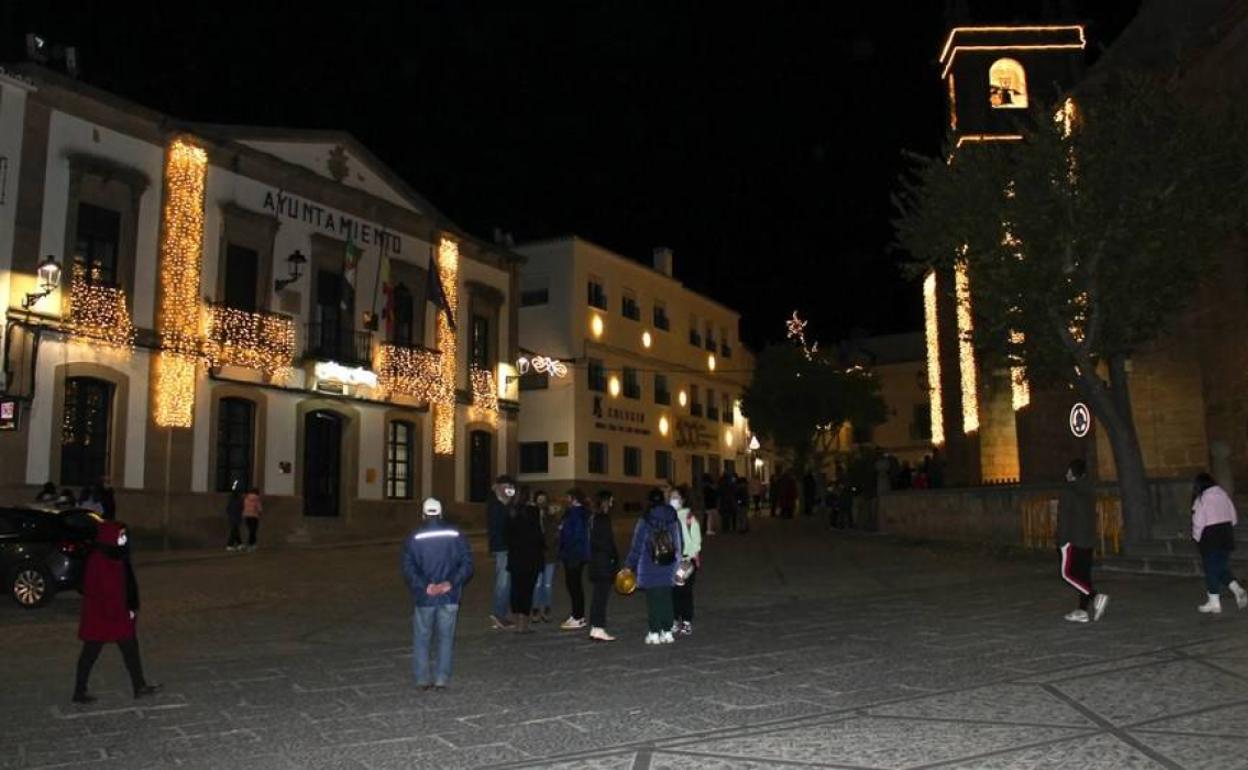 Varias personas observan la iluminació en su inauguración. 