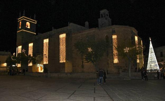 Imagen principal - Iluminación de la plaza y nuevo nacimiento en la puerta lateral de la iglesia. 