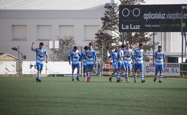 Imagen principal - Arriba, el Arroyo celebrando el gol. Debajo, inicio del partido y Miguel López defendiendo un balón. 