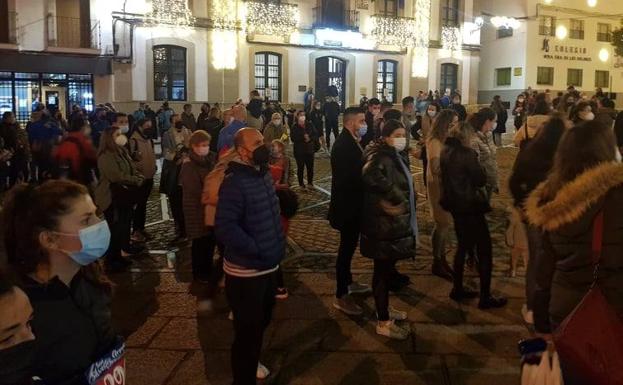 Numeroso público en la Plaza de la Constitución durante la carrera. 