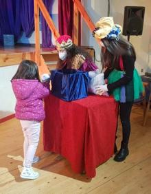 Imagen secundaria 2 - Los Reyes Magos recibieron a los pequeños arroyanos en el Corral de Comedias 