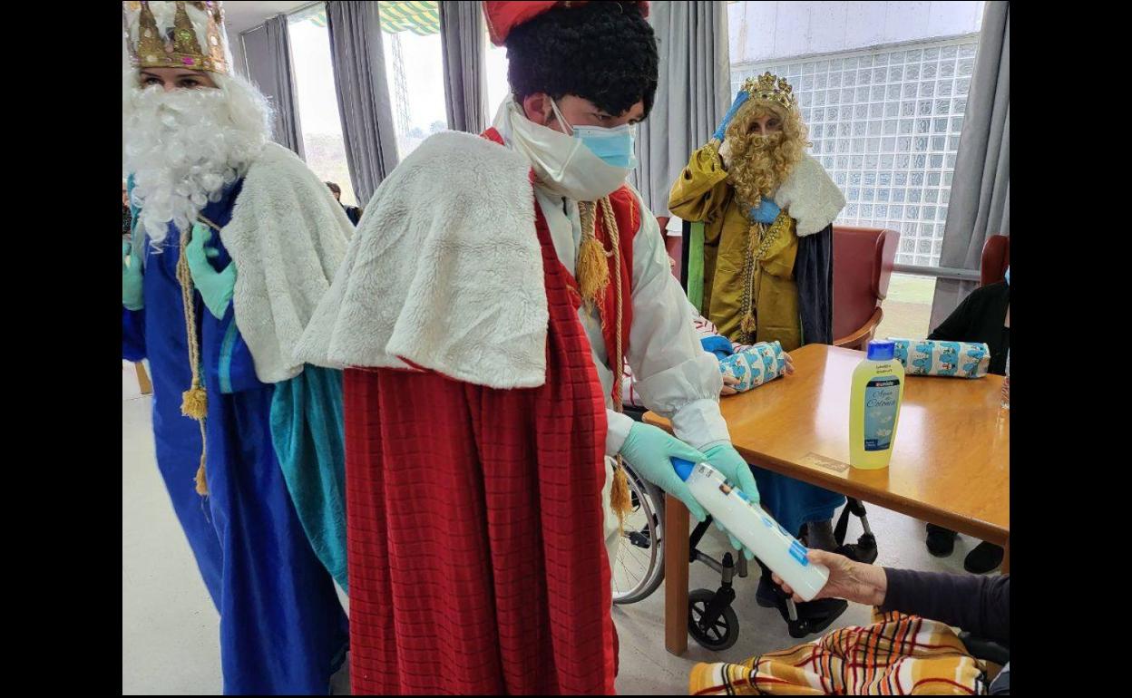 Los Reyes Magos entregan regalos a los mayores. 