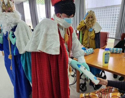 Imagen principal - Entrega de regalos a los mayores. 