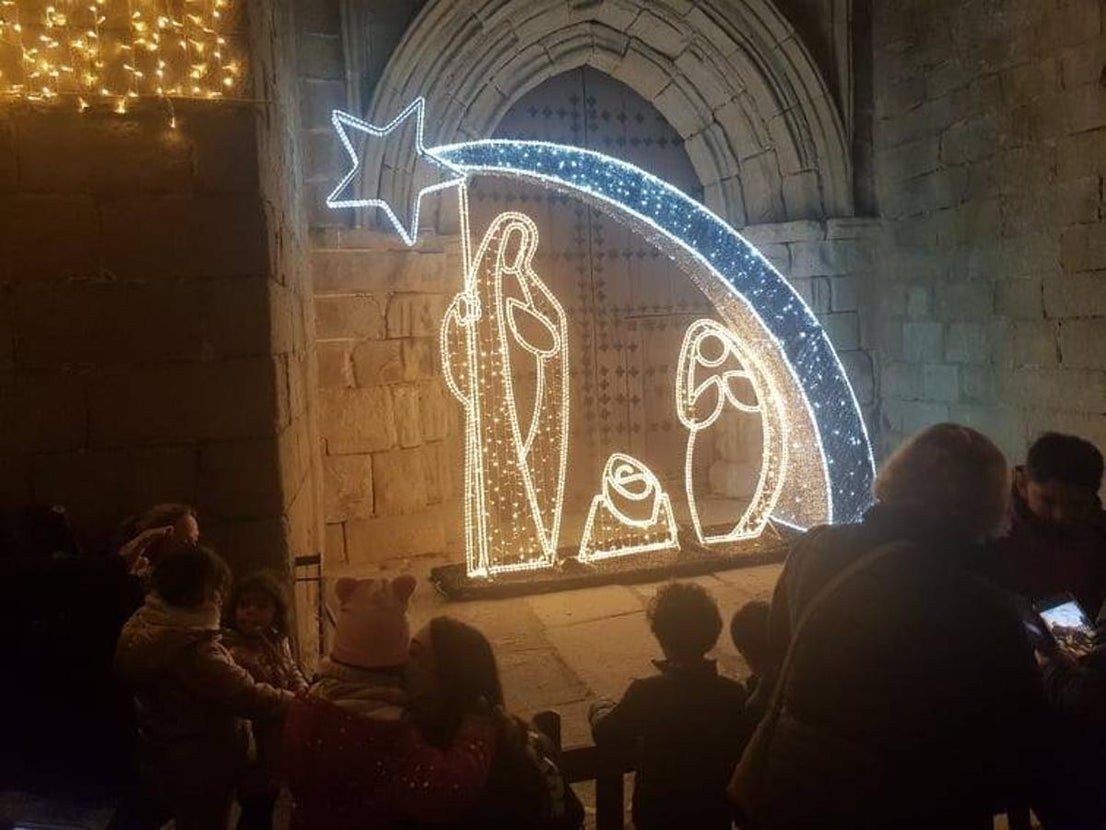 Nuevo Portal de Belén en la puerta de la iglesia.