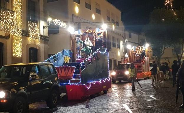 Imagen principal - Los Reyes Magos volvieron a llenar de magia las calles de Arroyo de la Luz