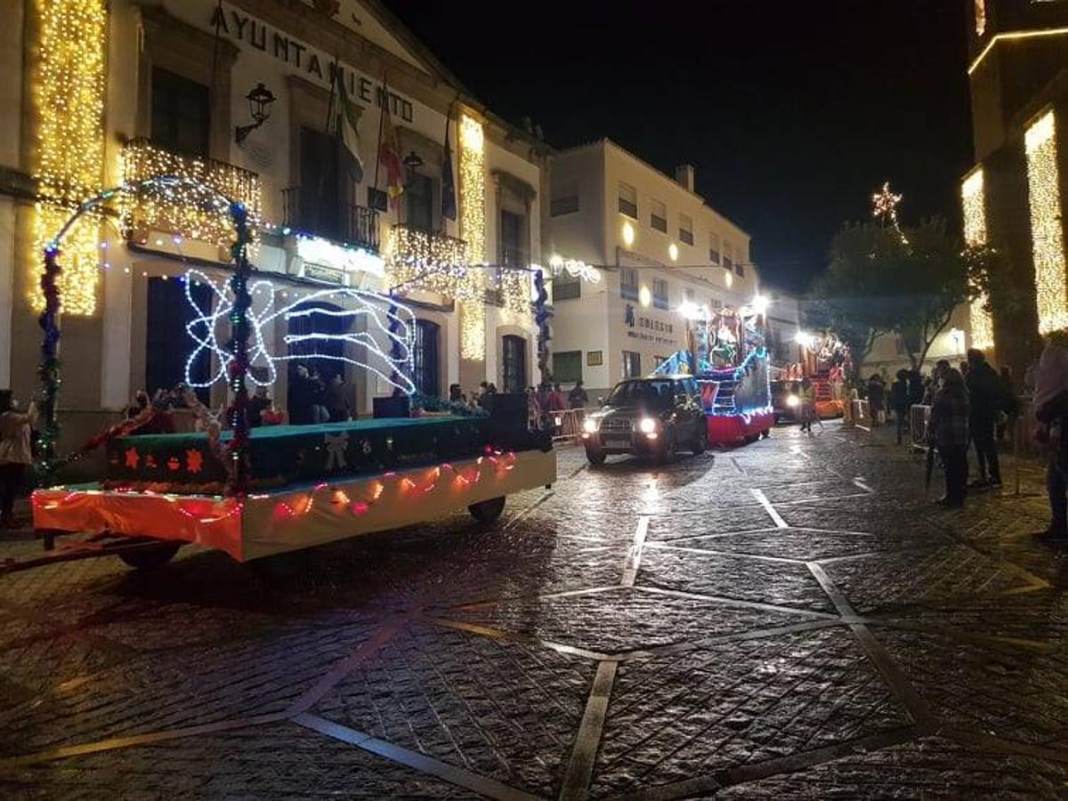 Una gran estrella precedía las carrozas de los Magos.