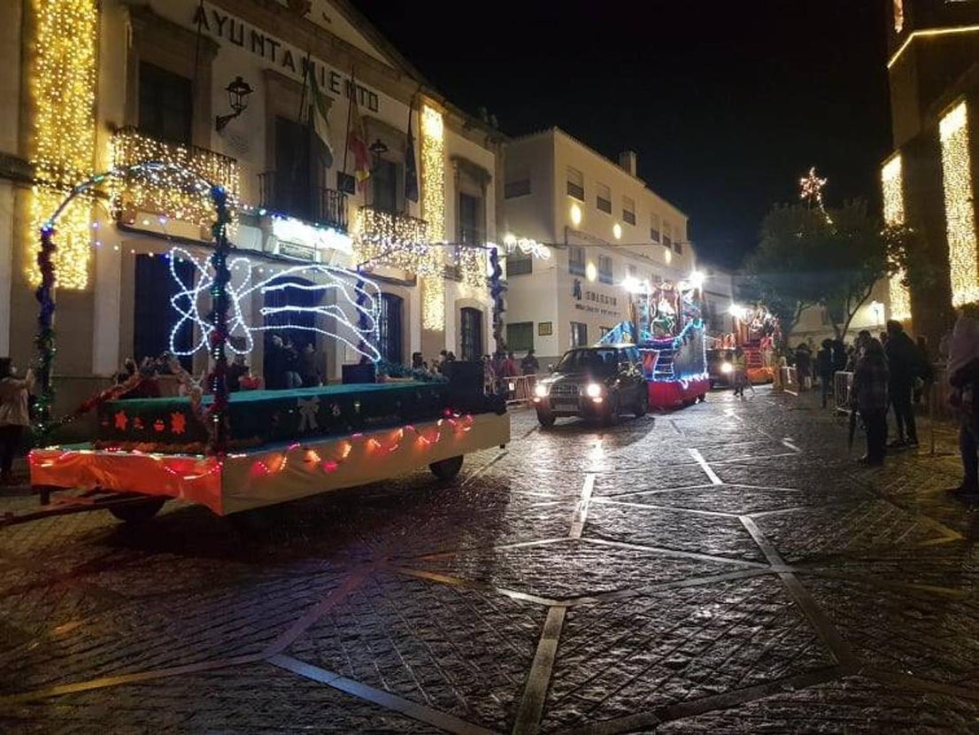 Una gran estrella precedía las carrozas de los Magos.
