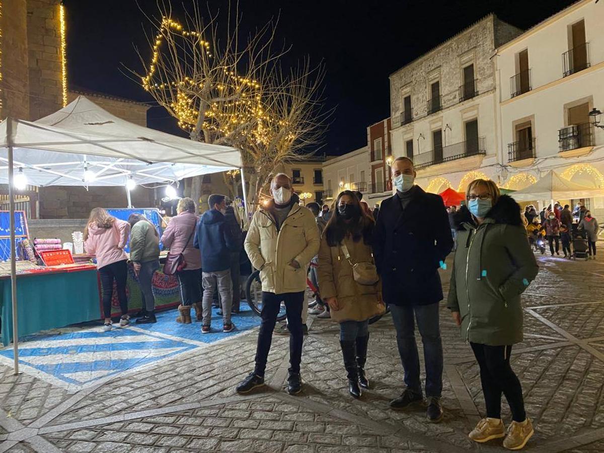 La corporación municipal en el Mercado Navideño.