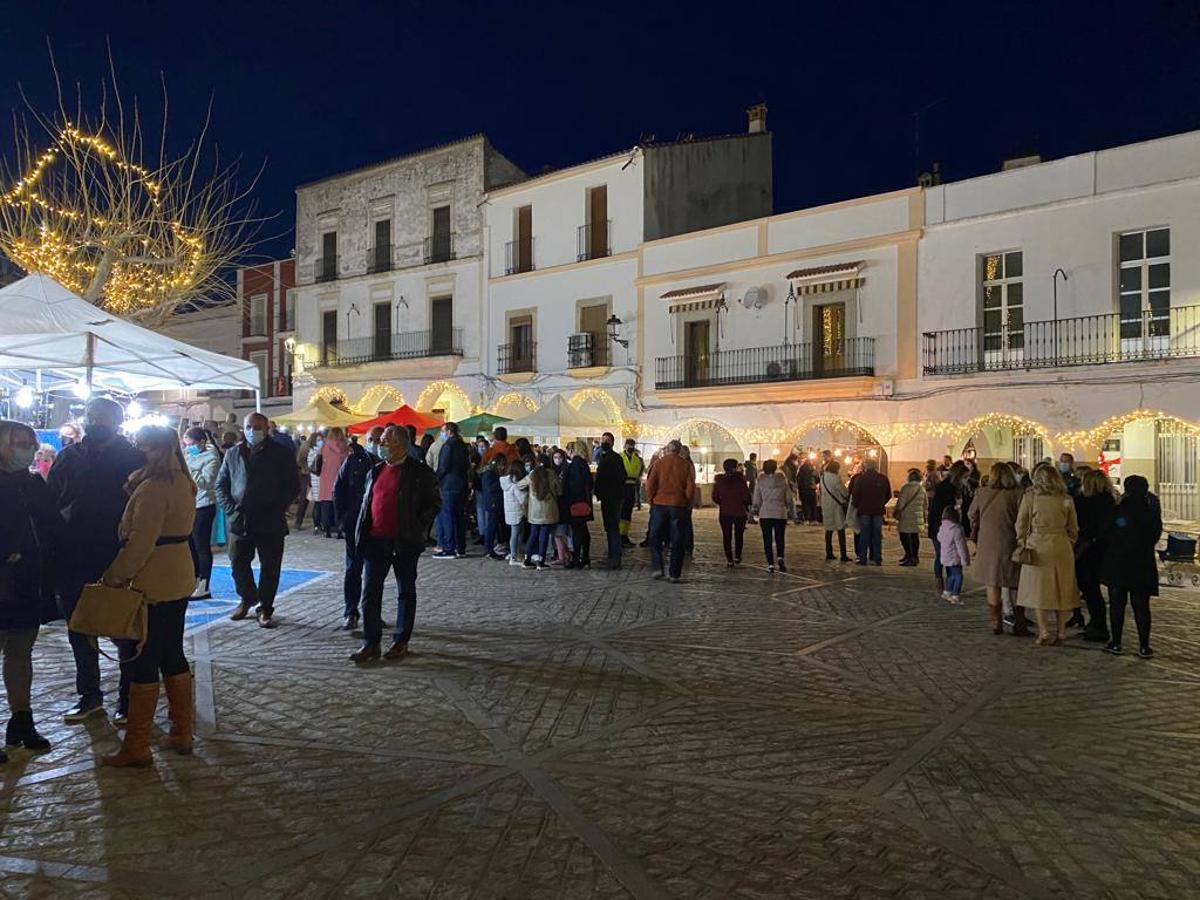Varios puestos de artesanía y regalos.