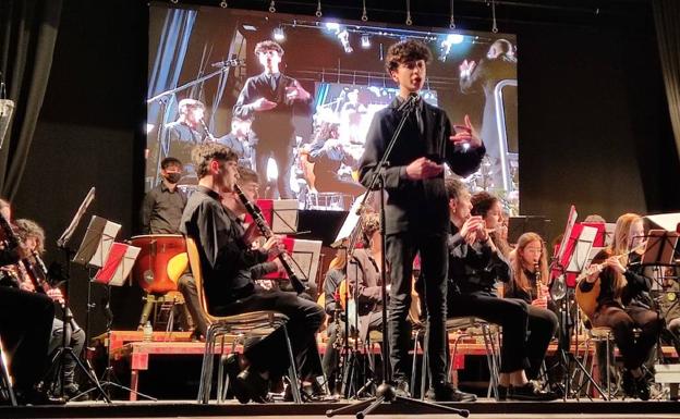 Imagen principal - El trabajo anual de la banda de música arroyana culmina cada año con el concierto de año nuevo