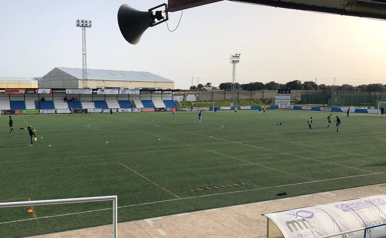 Calentamiento de los equipos antes del encuentro. 