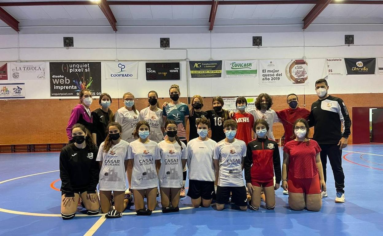 Isa Espino, quinta por la izquierda de la parte superior, junto con Escuelas Casareñas. 