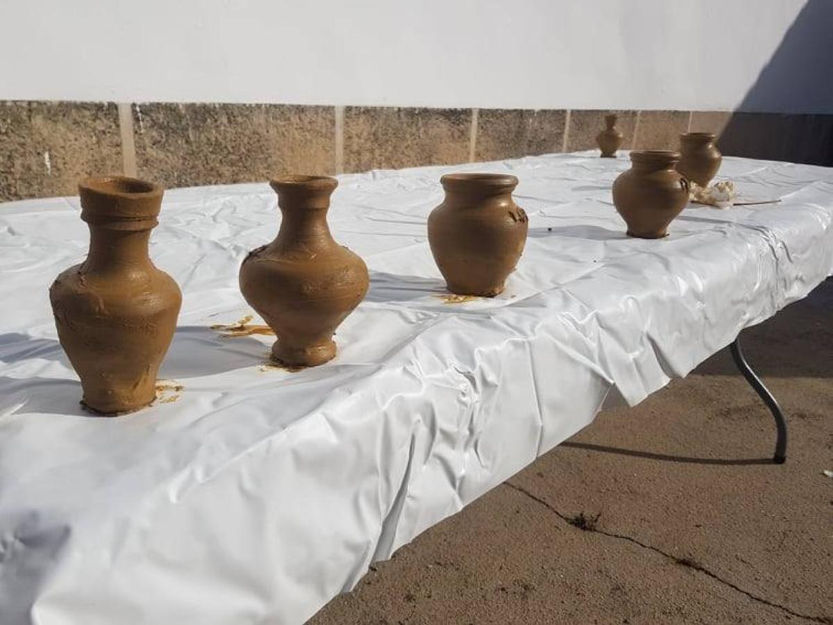 Algunos de los cacharros de barro del taller.