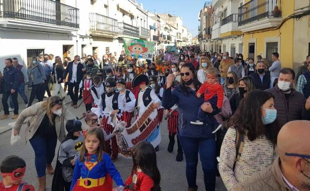 Imagen principal - Los pequeños llenaron la Corredera de risas y color en el Desfile de Carnaval Infantil