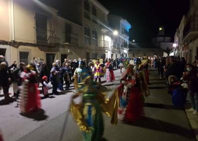 Imagen secundaria 1 - Varias comparsas desfilando. 