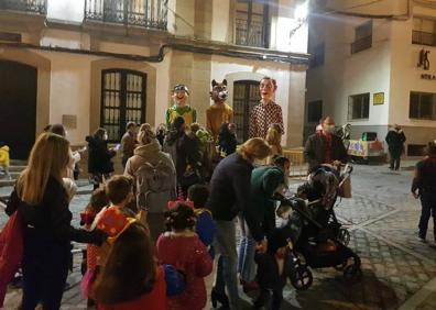 Imagen secundaria 1 - Los gigantes y cabezudos volvieron para el disfrute de los más pequeños. 