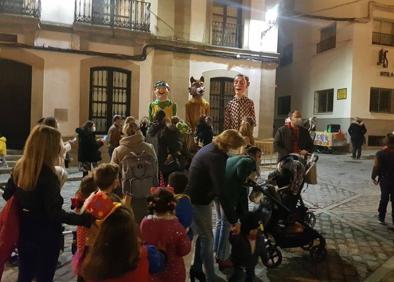Imagen secundaria 1 - Desfile y cabezudos del sábado.