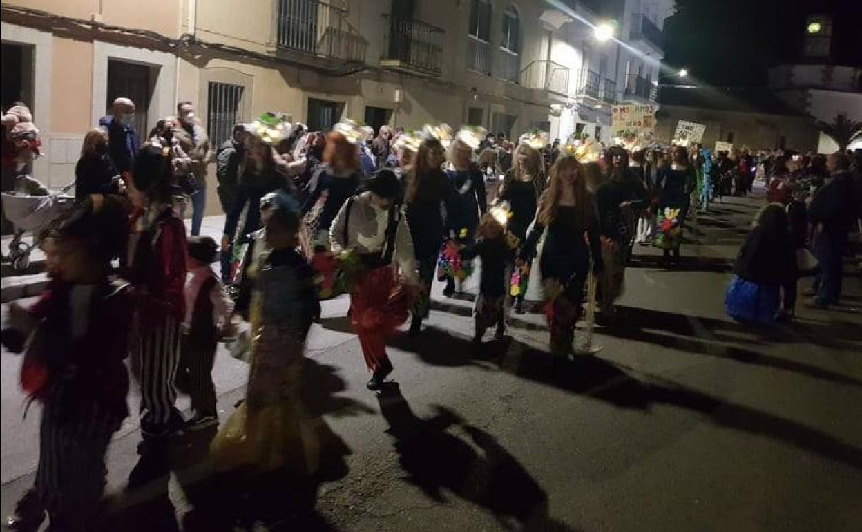 Los desfiles volvieron a llenar la Corredera de música y alegría. 