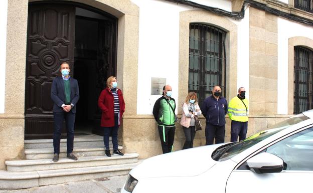 Imagen principal - Arroyo de la Luz guarda silencio en solidaridad con el pueblo ucraniano