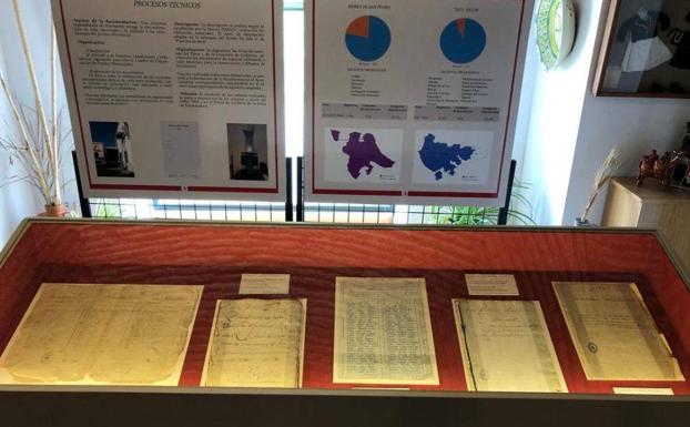 Imagen principal - La exposición 'Del Arca de las tres llaves a la nube' llega a la Oficina de Turismo de Arroyo de la Luz